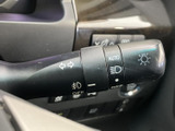 操作しやすい位置に配置されたウインカーレバーで、安全な車線変更をサポート。直感的な操作で、スムーズな運転を実現します。
