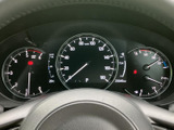 視認性の高いメーター類で、運転に必要な情報をしっかり確認できます。運転席をスタイリッシュに演出するデザインです。