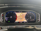 【Digital Cockpit Pro】基本の速度計とタコメーターの表示に加え、中央にドライビングデータやマップなどを少ない視線移動で視認できます。