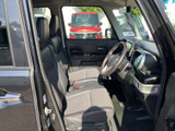 広々とした室内空間で、快適なドライブを楽しめます。ドライバー視点からの視界も広く、運転しやすい空間です。
