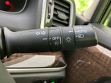 操作しやすい位置に配置されたウインカーレバーで、安全な車線変更をサポート。直感的に操作できるので、運転に集中できます。