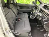 広々とした室内空間は、運転席もゆったりと過ごせます。シートの素材も肌触りが良く、長距離運転でも疲れにくいでしょう。