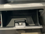 車検証入れになどにも使える便利な収納BOXあります。