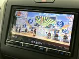 停車中には、TV番組や映像コンテンツをお楽しみいただけます。後部座席での移動時間を快適に過ごせる便利な機能です。