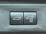 【パワーバックドア】スマートキーや運転席のボタンを押すだけでリアゲートが自動で開閉します!荷物を持っている時や、高い位置にあるバックドアを閉める際に便利な機能です♪