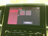 後席でも快適に映像を楽しめるモニター。長距離移動も退屈させません。