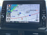 鮮明な地図表示で、目的地までの道順をわかりやすく案内。渋滞情報なども確認でき、よりスムーズな移動をサポートします。長距離ドライブも安心です。