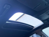 【サンルーフ】開放感たっぷりの希少装備、サンルーフが装着されています!車内に明かりを取り入れたり景色を楽しむ以外にも、車内の空気も簡単に換気できて快適です!