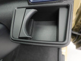 カップホルダーは運転席や助手席からちょうど手の届く位置です!!