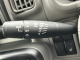 雨天時でもクリアな視界を確保。操作しやすいレバーで、運転に集中できます。各モードを簡単に切り替えられます。