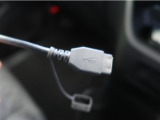 USB接続により外部オーディオと連携する事が出来、車内で音楽を楽しむ事が出来ます。