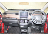 操作性に優れた運転席となります!小物入れや各ボタンの配置にこだわり、使いやすいです!座り心地もよく視認性も良好なのでロングドライブもお任せ下さい!