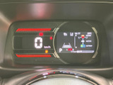 視認性の高いメーター類が、運転に必要な情報を的確に伝えます。運転状況を常に把握でき、安全運転をサポートします。デザインも洗練されています。