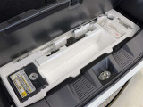【パンク修理キット】スペアタイヤの代わりにパンク修理キットが備え付けられております