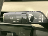 雨天時でもクリアな視界を確保できるワイパー操作は、直感的に行えます。運転の安全性を高めます。