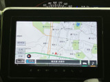 鮮明な地図表示で、目的地までの道順をしっかり確認できます。渋滞情報もリアルタイムで表示され、スムーズな移動を支援します。