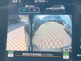 【フロント&サイドカメラ】ドライバーから見にくい死角部分を映像で確認できる前方と左側面にカメラを装着。見通しがきかない場所や住宅密集地などを運転することが多い人におすすめの安心装備です。