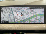 BMWのナビゲーションは操作性も良く、詳細な地図情報と交通状況を見やすく表示し、快適なドライビングをサポートしながら目的地までナビゲートします。