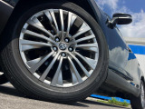 【純正19インチアルミホイール】外観にマッチした純正アルミホイールを装着しております。各種社外アルミホイールや、スタッドレスタイヤも取扱いしております。是非ご相談ください♪
