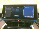 様々な情報を表示できるモニター画面です。車両情報や設定変更など、運転に必要な情報を一目で確認できます。使いやすさを追求した設計です。