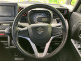 握りやすいステアリング形状で、運転操作をスムーズに行えます。操作性にも配慮された設計で、長距離運転でも疲れにくいでしょう。