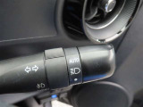 スイッチをオートに設定しておけば、車外の明るさに応じて自動的にヘッドランプを点灯・消灯します。夕暮れ時やトンネルの続く山道などを走行する時に便利なコンライトを装備しています。