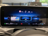 メルセデスのシートは少し硬めになっております。長時間の運転の際、適度な反発があることでお尻や腰の負担を減らす効果が御座います。