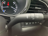 操作しやすい位置に配置されたウインカーレバーで、スムーズな車線変更や右左折をサポートします。安全確認を忘れずに。