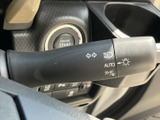 操作しやすい位置に配置されたレバーで、スムーズなウインカー操作が可能。安全運転をサポートする機能が充実しています。