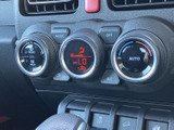 操作しやすい位置に各種スイッチが配置され、運転中でも直感的に操作できます。ステアリングの握りもしっかりしており、快適なドライブをサポート。