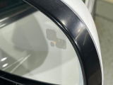 ブラインドスポットモニター ドライバーの死角に他の車を検知すると、ドアミラーの小さな警告灯が点灯。安全に車線を変更できます。ステアリングホイールを制御して衝突を回避するアシストをします。