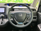 握りやすいステアリングは、運転操作をスムーズにします。オーディオや通話機能など、便利な操作スイッチも搭載され、快適なドライブをサポートします。