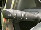 雨天時でもクリアな視界を確保。操作しやすいワイパーレバーで、安全な運転をサポートします。
