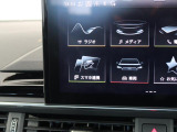 スマートフォンとAudiをUSBケーブルを介し接続。AppleのCarPlayやAndroid Autoのアプリを通じて、スマートフォンのコンテンツをMMIディスプレイに表示します。