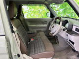 運転席からの視界は広く、運転しやすいレイアウトです。シートの素材も肌触りが良く、快適なドライブをサポートします。