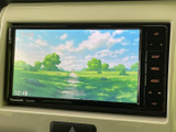 停車中にテレビや動画を楽しめるTV画面。休憩時間や待ち時間に、エンターテイメントを満喫できます。(※運転中の視聴は禁止です)。