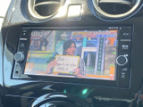 お好みの音楽やラジオを楽しめます。CDやAUX入力にも対応し、多様な音源に対応しています。快適なドライブには欠かせない装備です。