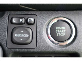 サイドミラーは電動格納ミラーなので、運転席からのボタン操作で格納できます。ミラーを閉じて入る立体駐車場などでは、有ると便利な機能です。