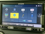 多様なメディアに対応しており、お好みの音楽やラジオを楽しめます。Bluetooth接続でスマートフォンとの連携も可能です。