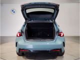 BMWではスペアタイヤが非搭載となるため、スペースは拡大されており、収納スペースとして利用可能。トランクの下にも収納スペースがあり、意外と役に立つスペースでございます。