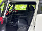 運転に集中できる、シンプルで機能的な空間。操作しやすい配置で、快適なドライビングをサポートします。上質な素材が、心地よいドライブを演出します。