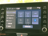 様々な情報を表示できるモニター。車両情報や設定変更など、運転に必要な情報を的確に把握できます。見やすいディスプレイで安全運転をサポート。