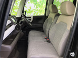 運転しやすい空間設計で、快適なドライブをサポート。視界も広く、安全運転に貢献します。使い勝手の良い装備も充実。