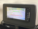 【バックカメラ】駐車時に後方がリアルタイム映像で確認できます。大型商業施設や立体駐車場での駐車時や、夜間のバック時に大活躍!運転スキルに関わらず、今や必須となった装備のひとつです!