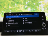 ラジオ、CD、USB、Bluetoothなど、多彩なソースに対応。お好みの音楽で快適なドライブをお楽しみいただけます。スマートフォンとの連携も簡単です。