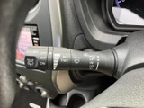 雨の日でもクリアな視界を確保するワイパーレバー。様々な設定で、運転状況に合わせて最適な拭き取りを実現します。機能的な操作感です。