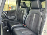 運転しやすいように設計されたシート。体全体を包み込むような形状で、長時間の運転でも疲れにくいでしょう。快適な運転空間です。