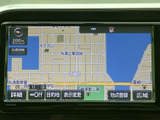 目的地までスムーズなナビゲーション。周辺情報も確認でき、初めての道でも安心です。わかりやすい表示で、運転に集中できます。