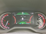 視認性の高いメーター類が、運転に必要な情報を分かりやすく伝えます。運転状況を常に把握でき、安全運転をサポートします。洗練されたデザインも魅力です。