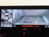 パノラミックビューモニター付きです。車両を上から見たような映像をモニター画面に表示。運転席からの目視では見にくい、車両周辺の状況をリアルタイムでしっかり確認できます。